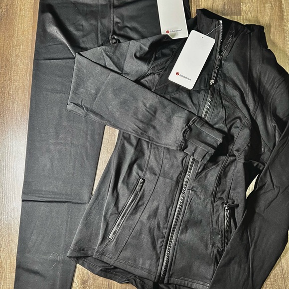 Black Full-Zip Women’s Jacket and Leggings
